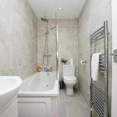 Beautiful House With Parking * Bradford (West Yorkshire)