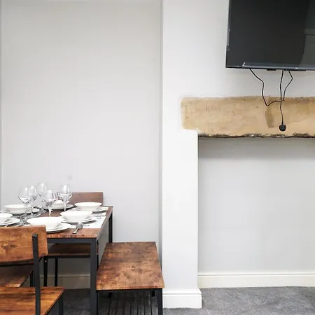 Beautiful House With Parking Apartment *